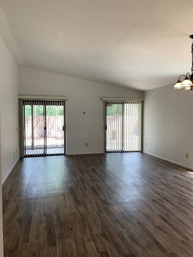 Building Photo - 3 bedroom 2 bath