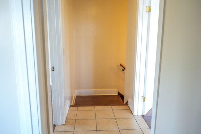 Building Photo - 1353 W 49th St