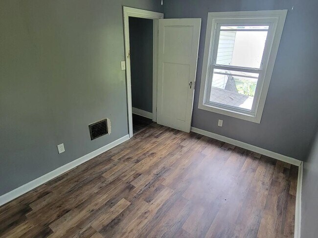 Building Photo - 715 W Fairview Ave