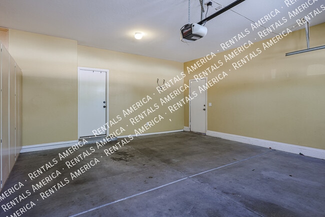 Building Photo - *$500 off the 1st full month's rent with a...