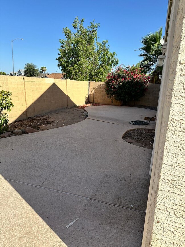 Building Photo - Windsor Shadows patio home 3 bed / 2 bath