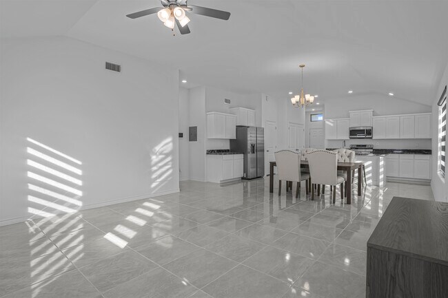 Building Photo - 5428 Encanto Dr