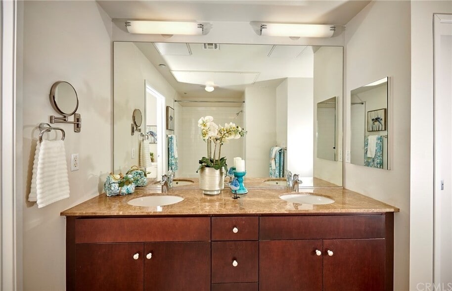 master bedroom bathroom - 435 W Center Street Promenade