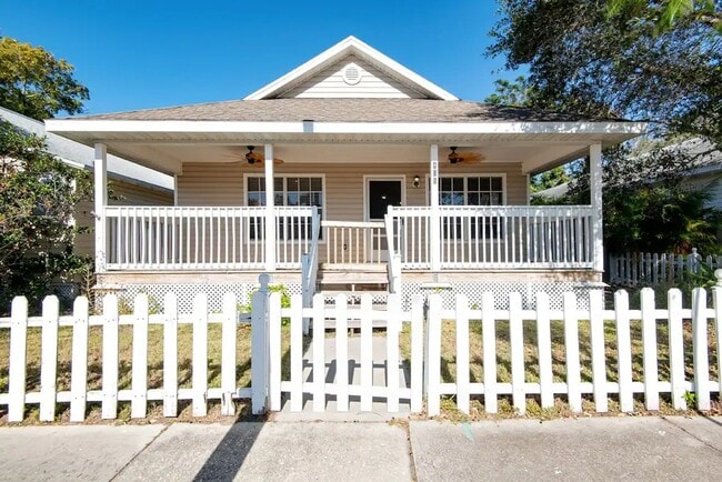 Building Photo - Beautiful 3 / 2 single family home across ...