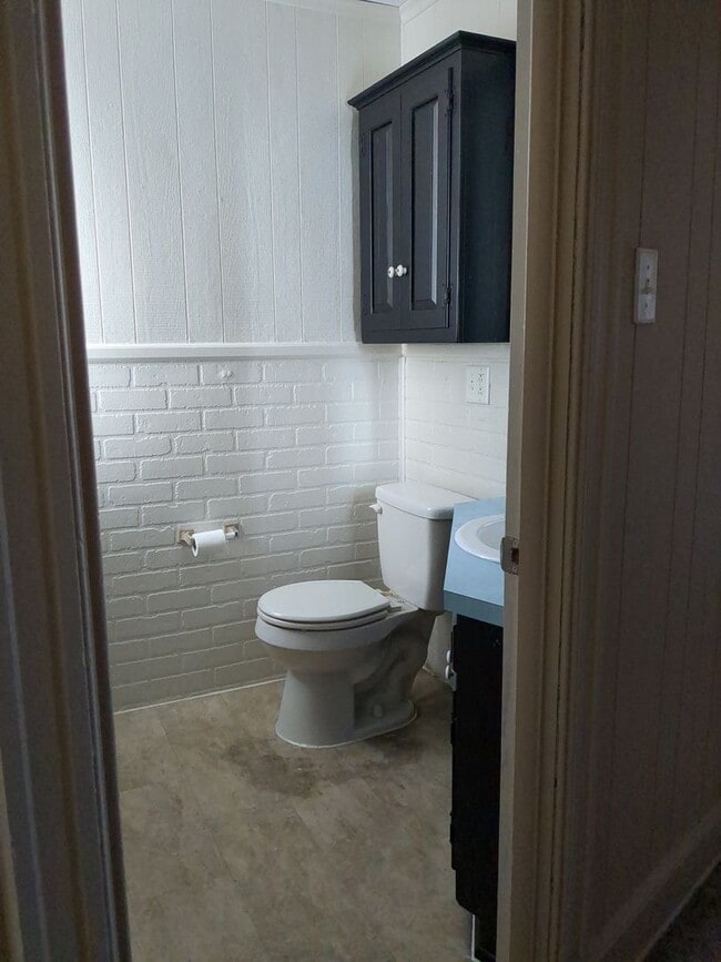 Building Photo - Recently renovated 4/5 Bedroom house