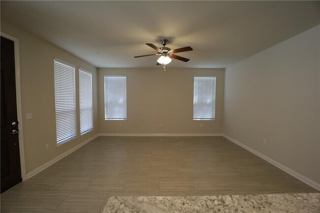 Building Photo - 13800 Lyndhurst St