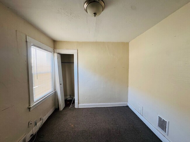 Building Photo - 2816 E 125th St