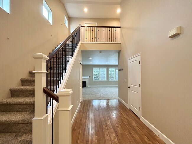 Building Photo - Gorgeous 4 Bed, 2.5 Bath Tuscany Home!