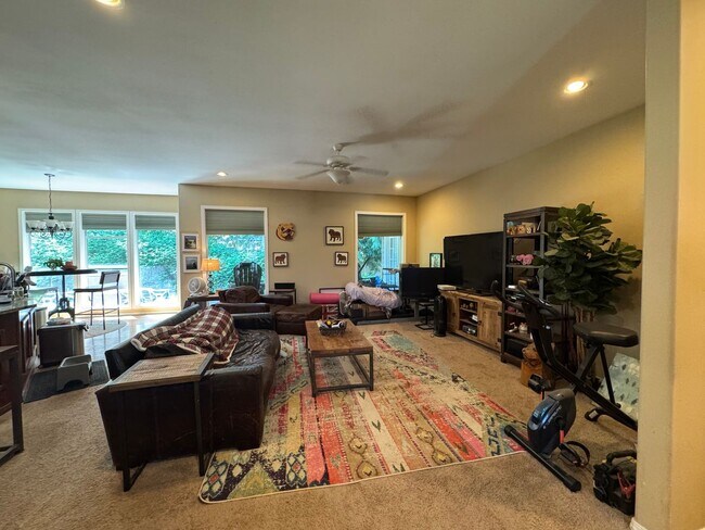 Building Photo - 3 Bedroom, 3 Bathroom House - Walking distance to the beach