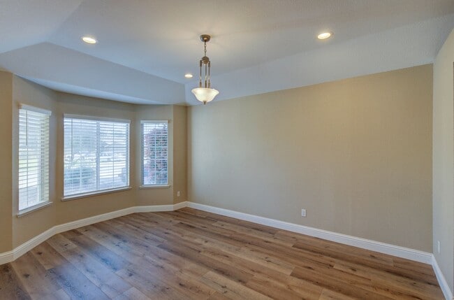 Building Photo - 8241 N Yorktown Dr