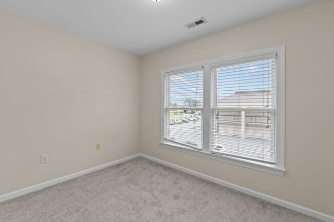 Building Photo - Beautiful 3-Bedroom Condo in Norfolk.
