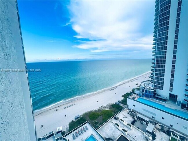 Building Photo - 16001 Collins Ave