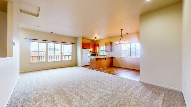 Building Photo - 2421 N Village Dr