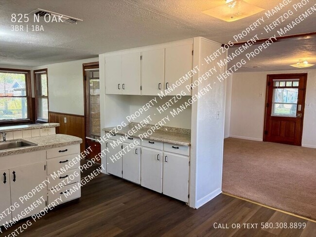 Building Photo - 825 N Oak-
