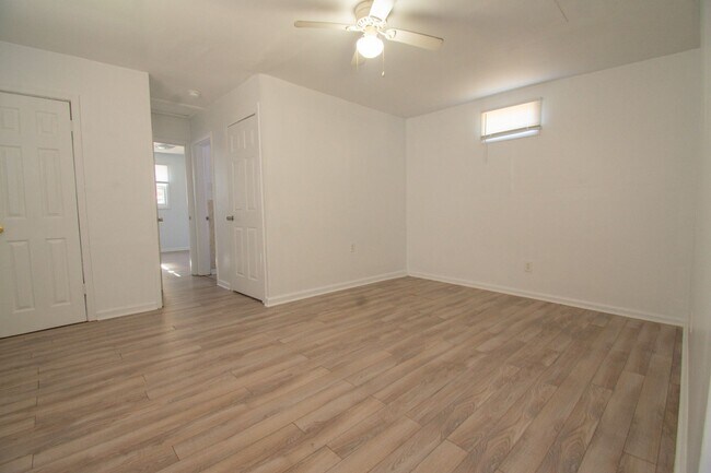 Building Photo - 1 Bedroom 1 Bathroom - No Pets