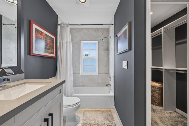 Building Photo - 6515 Bay Club Dr