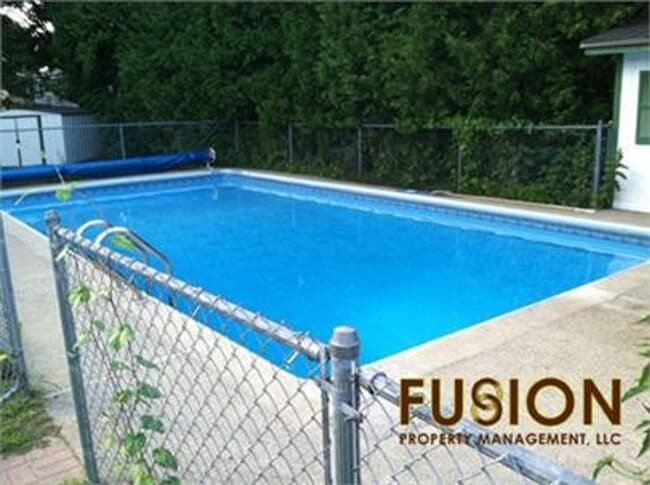 Building Photo - Spacious 3-Bedroom Home with POOL, Garage & Fenced Yard – New North End