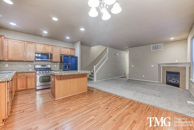 Building Photo - Gorgeous Four Bedroom Townhome in Hillsboro!