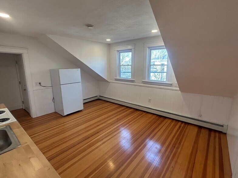 Building Photo - 710 River Ave