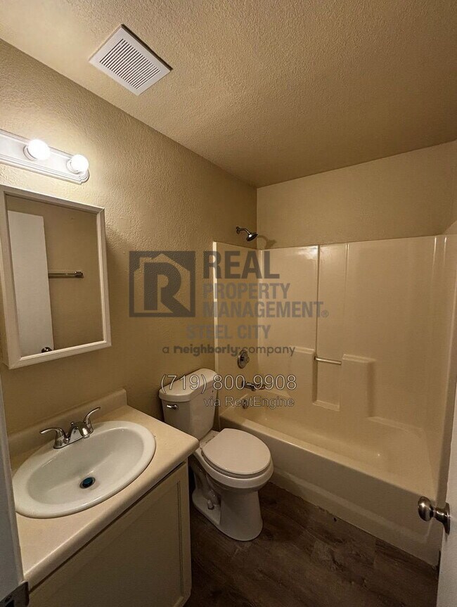 Building Photo - 1715 Oakshire Ln