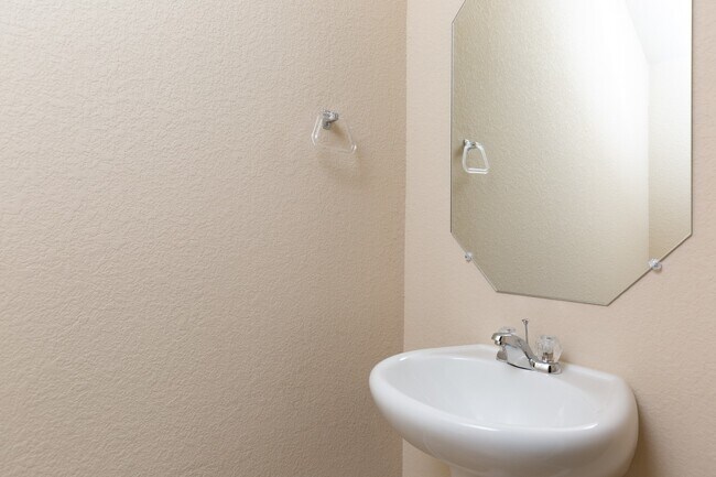 Building Photo - Beautiful 4/BR 2.5/BA Home Backing to Green Space in Pflugerville