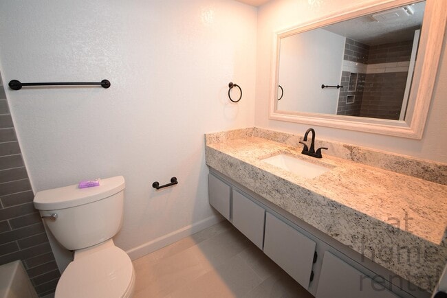 Building Photo - 410 W 7th St