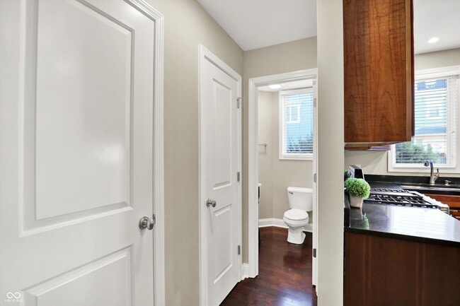 Building Photo - 529 E New York St