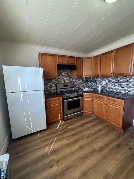 Building Photo - 60 Chamberlain Ave