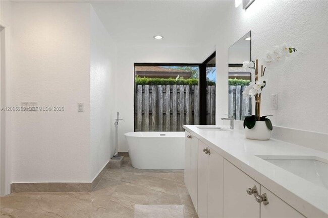 Building Photo - 8881 N Lake Dasha Dr