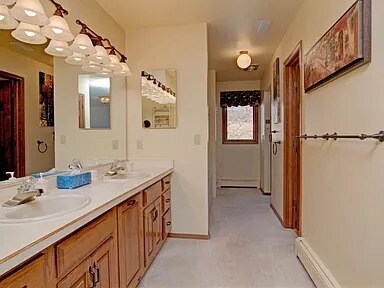 Building Photo - 790 Popes Valley Dr