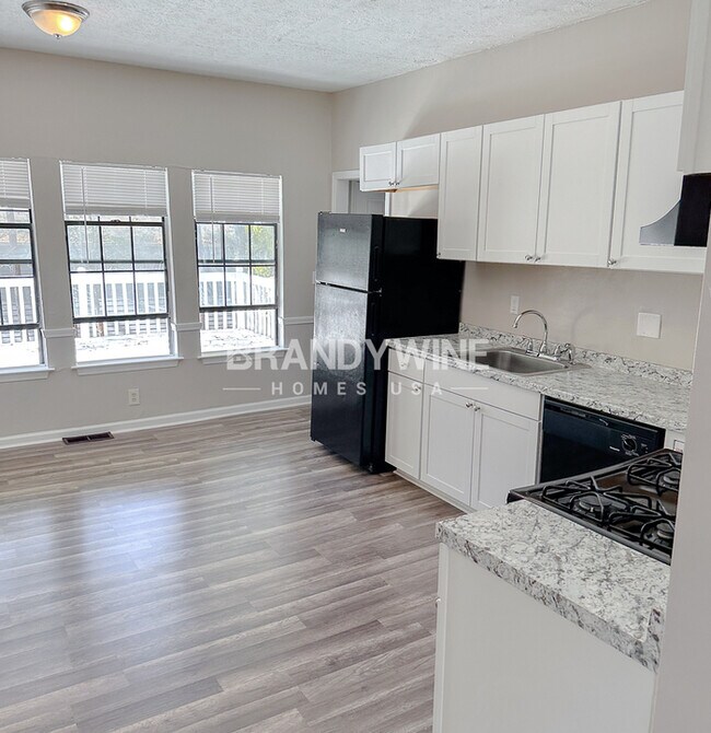 Building Photo - One month FREE RENT!