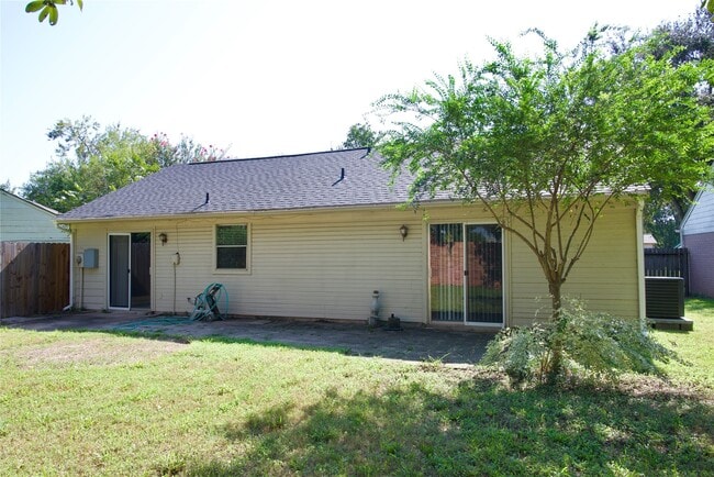 Building Photo - 2406 Old Fort Rd
