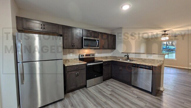 Building Photo - Terrific Two Bedroom Townhome in Great Location!