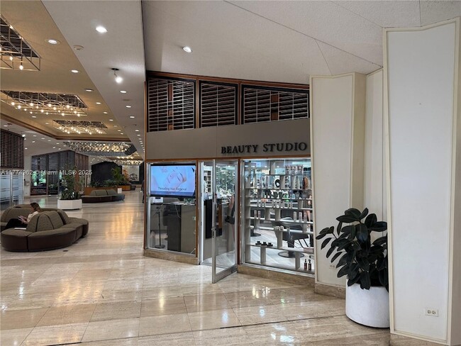Building Photo - 801 Brickell Bay Dr