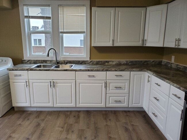 Building Photo - 496 Edwards Ave