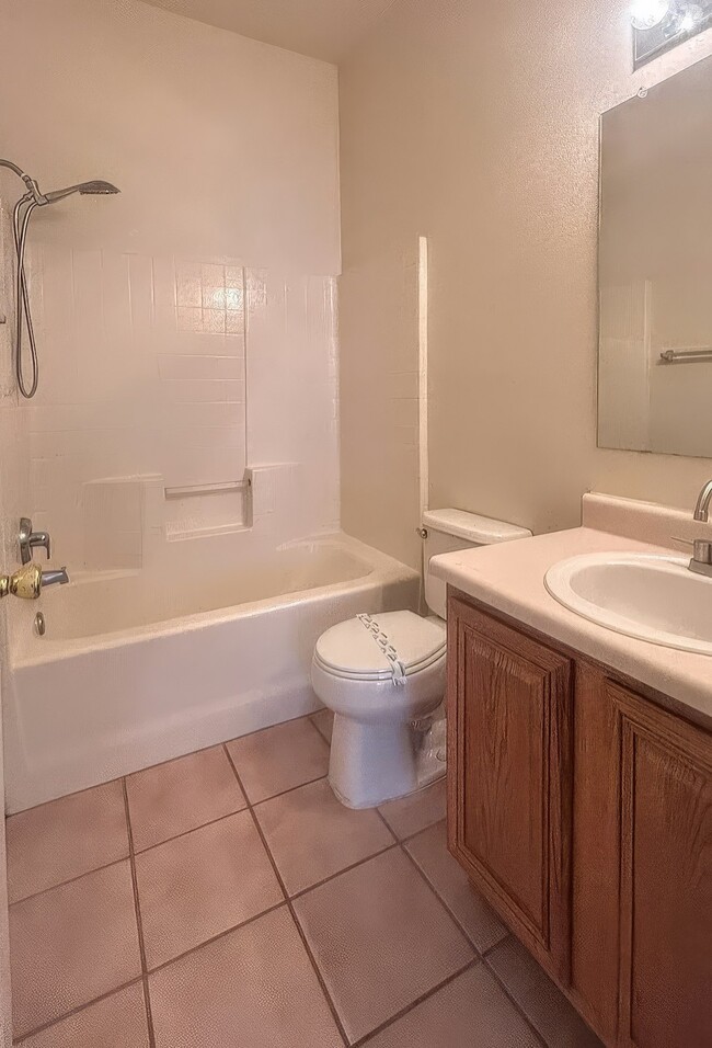 Building Photo - 3657 E Bermuda St