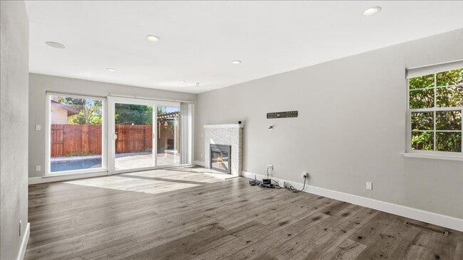 Building Photo - 1016 Woodglen Dr