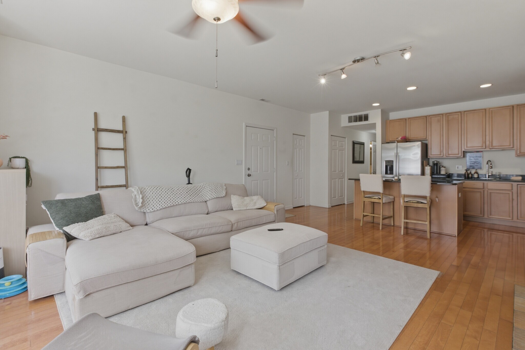 Building Photo - 808 W University Ln