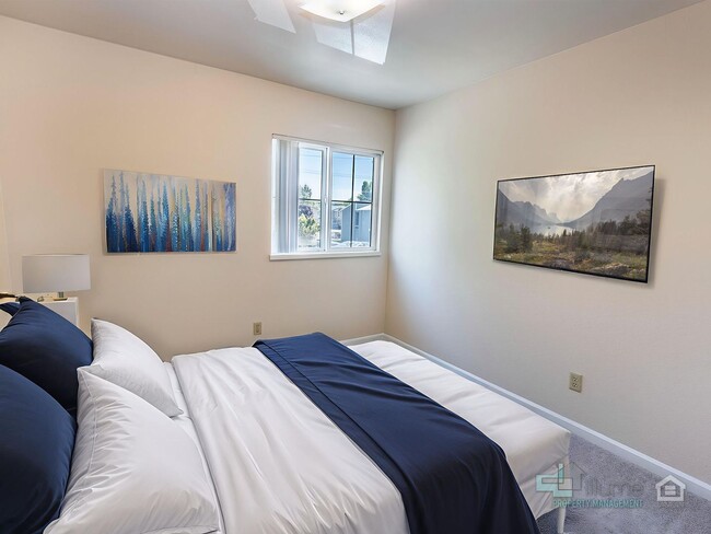 Building Photo - 3493-3493 Hawthorne Ave NE