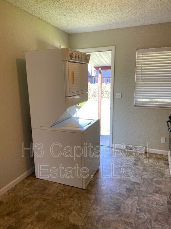 Building Photo - 4079 Bruene Ave