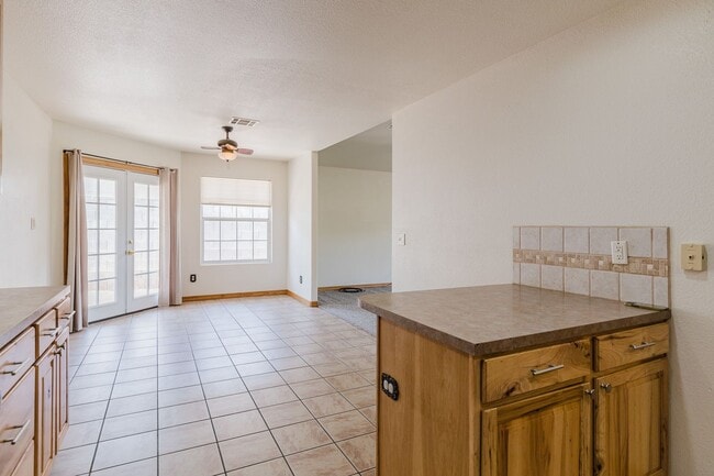 Building Photo - Spacious 4 Bedroom 2 Bath Home near Shopping