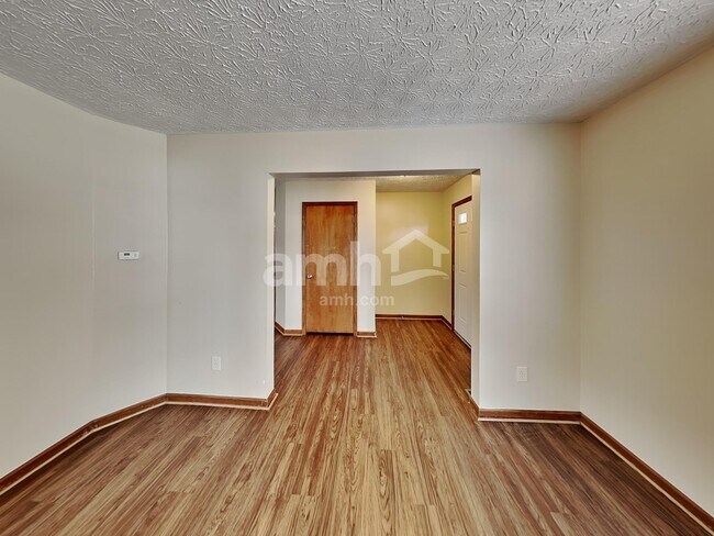 Building Photo - 336 Sycamore Dr