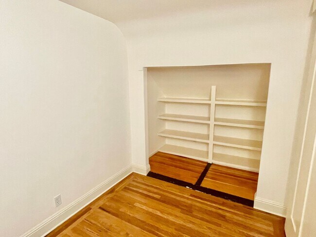 Building Photo - Lower Pacific Heights 2BR/2BA Condo With Bonus Room! Deck! Yard! Garage!  PROGRESSIVE