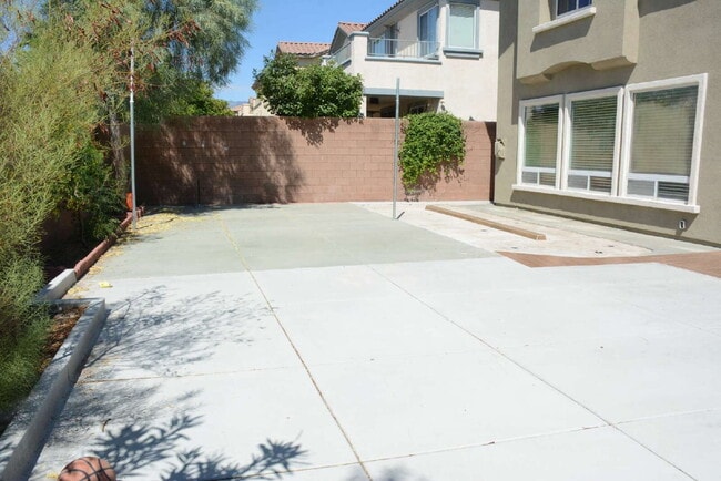 Building Photo - "Spacious 4-Bedroom Oasis with Granite Touches and Cozy Fireplace in Las Vegas!"