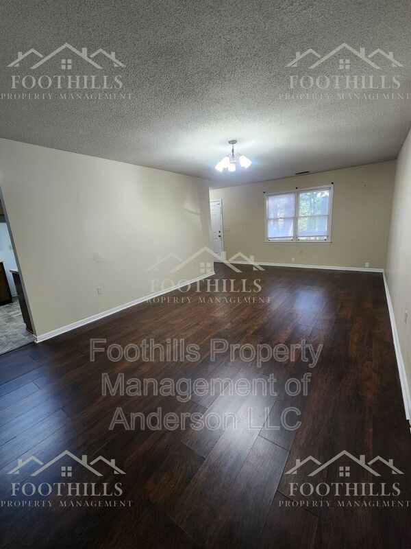 Building Photo - 305 Green Forest Dr