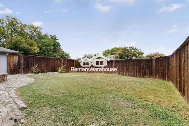 Building Photo - MOVE IN READY COMPLETELY UPDATED - 3BED/2B...