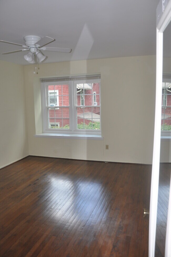 Building Photo - 570 Barrett Ave