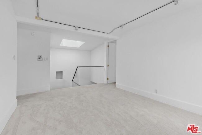 Building Photo - 305 S Bedford Dr