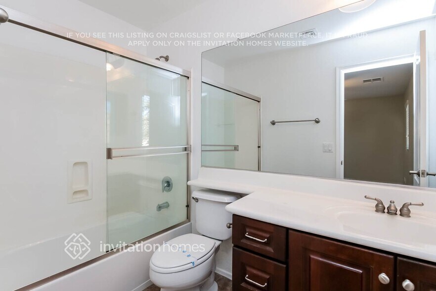 Building Photo - 2611 E Bart St