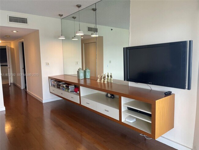 Building Photo - 3000 Island Blvd